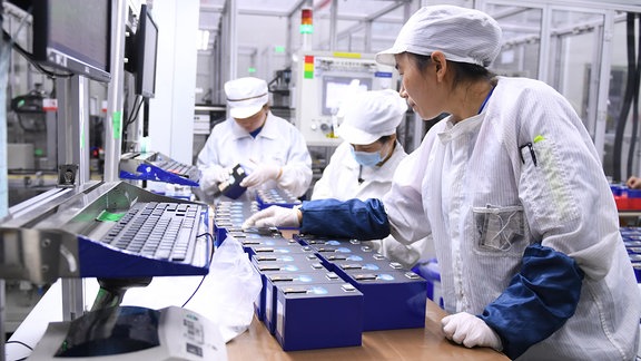 Arbeiter prüfen Produkte der Contemporary Amperex Technology Co.