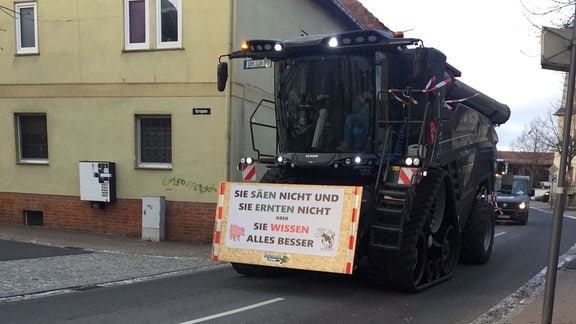 Ein Traktor mit einem Protestplakat