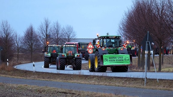 Traktoren fahren zur Autobahnauffahrt Sömmerda Ost, um diese zu blockieren - am letzten Traktor kann man lesen "Ohne uns kein Essen"