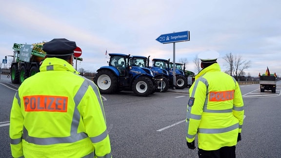 Polizei sichert den Bauernprotest ab, Landmaschinen und Traktoren stehen in der Auffahrt Kölleda in Richtung Sangerhausen an der Autobahn A71 