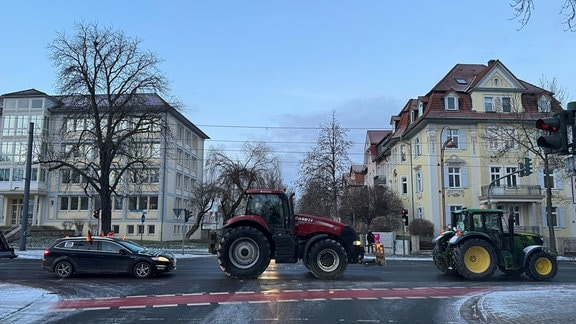 Mit dem Auto, großen Fahrzeugen oder kleineren Traktoren rollten die Teilnehmer nach Erfurt ein.  
