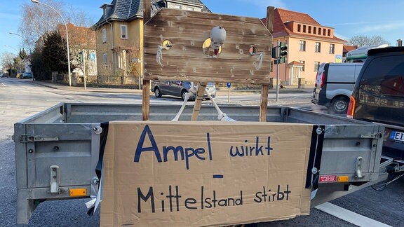 Ein Anhänger mit Skelett und einem Plakat in Leinefelde-Worbis im Eichsfeld.