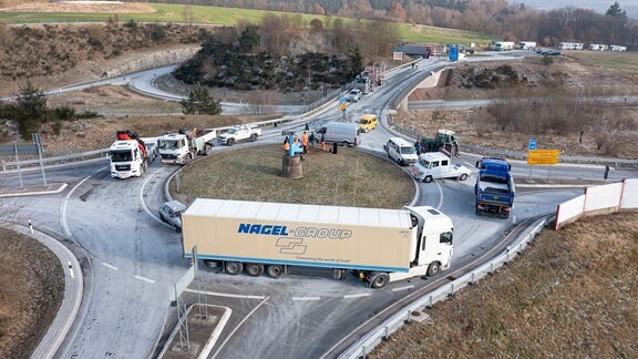 Bei Schleusingen haben Menschen den Kreisverkehr in Richtung A73 blockiert. 