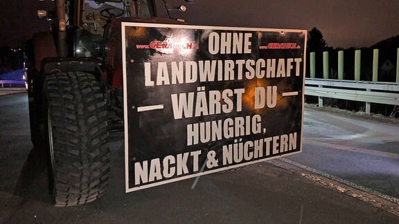 Unterschiedliche Plakate und Sprüche auf den Landwirtschaftsfahrzeugen auf der B92 bei Greiz.