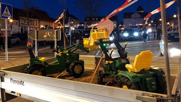 In Mühlhausen hatten sich am Morgen kreative Fahrzeuge für den Bauernprotest in Thüringen zusammengefunden. 