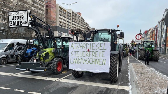 Traktoren und Landwirtschaftsmaschinen sind auf dem Juri-Gagarin-Ring in Erfurt und bringen ihre Forderungen mit Plakaten zum Ausdruck