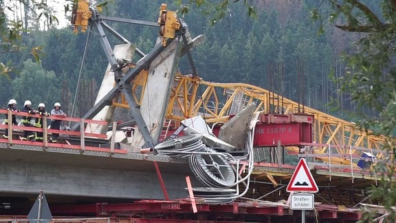 An der Bleilochtalsperre in Thüringen ist ein Baukran auf einer Brücke umgestürzt. Teile des Krans liegen im Wasser. Die Baustelle befindet sich auf einer Brücke der B90, die über die Bleilochtalsperre nahe Bad Lobenstein (Saale-Orla-Kreis) führt.  