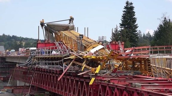 An der Bleilochtalsperre in Thüringen ist ein Baukran auf einer Brücke umgestürzt. Teile des Krans liegen im Wasser. Die Baustelle befindet sich auf einer Brücke der B90, die über die Bleilochtalsperre nahe Bad Lobenstein (Saale-Orla-Kreis) führt.  