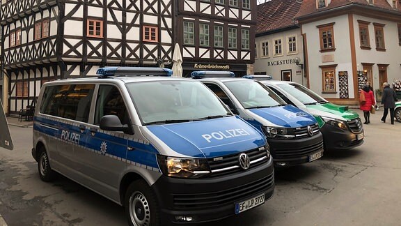 Polizei- und Zollautos stehen in der Erfurter Innenstadt