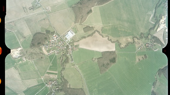 Luftaufnahme des thüringischen Ortes Zschorgula vom 30.03.2004