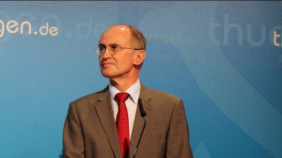 Regierungssprecher Karl-Eckhard Hahn in der Regierungsmedienkonferenz in der Thüringer Staatskanzlei.
