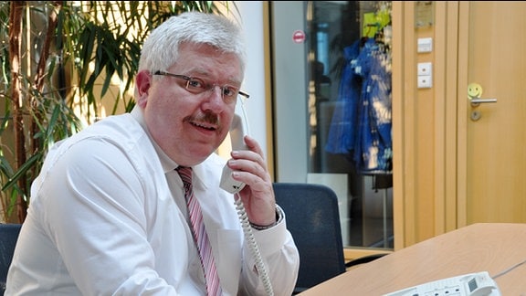 Kurt Herzberg, Bürgerbeauftragter des Freistaats Thüringen lächelt in die Kamera.