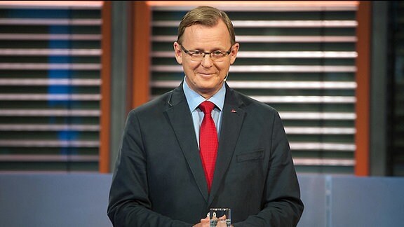 Der Spitzenkandidat der Partei Die Linke zur Landtagswahl Thüringen, Bodo Ramelow, steht am Pult der MDR-Sendung "Fakt ist". Er lächelt