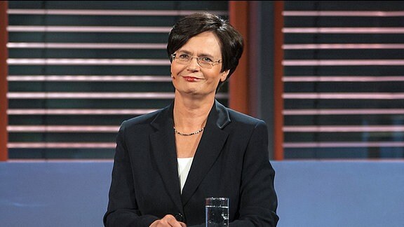 Die Spitzenkandidatin der CDU zur Landtagswahl Thüringen, Christine Lieberknecht, steht am Pult der MDR-Sendung "Fakt ist". Sie lächelt