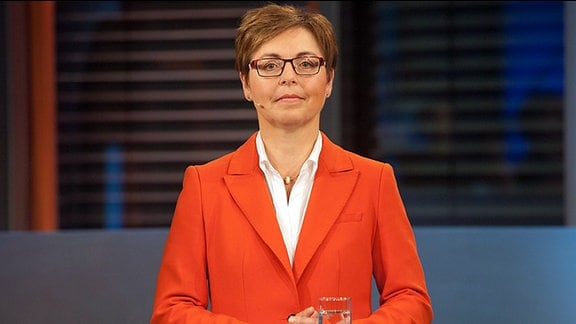 Die Spitzenkandidatin der SPD zur Landtagswahl Thüringen, Heike Taubert, steht am Pult der MDR-Sendung "Fakt ist". Sie schaut ernst