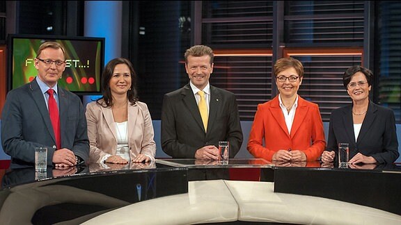 Die Thüringer Politiker Bodo Ramelow (Linke), Anja Siegesmund (Grüne), Uwe Barth (FDP), Heike Taubert (SPD) und Christine Lieberknecht (CDU) stehen nebeneinander in der Kulisse der Sendung "Fakt ist" an einem Pult. Sie lächeln und warten auf den Beginn der Sendung