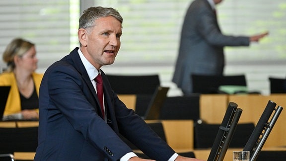 Björn Höcke (AfD), Fraktionsvorsitzender, spricht im Plenarsaal des Landtags nach der Regierungserklärung zum diesjährigen Thüringen Monitor.