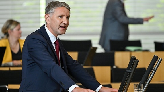 Björn Höcke (AfD), Fraktionsvorsitzender, spricht im Plenarsaal des Landtags nach der Regierungserklärung zum diesjährigen Thüringen Monitor.