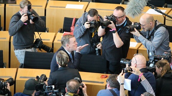 Bodo Ranelow wirft Luftkuss im Thüringer Landtag