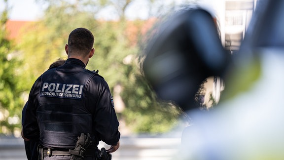 Ein Polizist trägt einen Patch mit der Aufschrift Polizei Videoaufzeichnung.