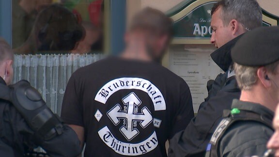 "Bruderschaft Thüringen" steht auf der Rückseite eines T-Shirts.