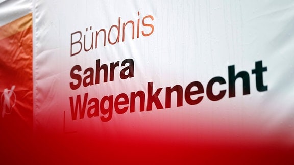 Ein Plakat für Politikerin Sahra Wagenknecht bei einer Wahlkampfveranstaltung vom Bündnis Sahra Wagenknecht zur Europawahl