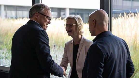 Mario Voigt (l, CDU), Vorsitzender der CDU in Thüringen, Katja Wolf (BSW) und Steffen Quasebarth (BSW) begrüßen sich vor der Landespressekonferenz im Thüringer Landtag.