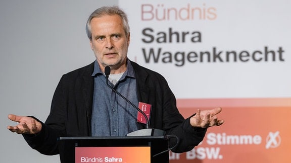 Frank Augsten spricht beim Parteitag des Bündnis Sahra Wagenknecht in der Arena Steigerwaldstadion