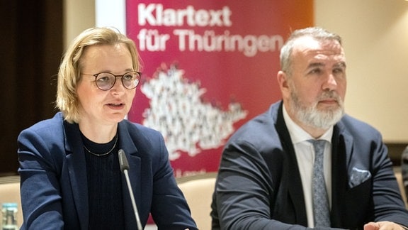 Katja Wolf (BSW), links und Steffen Schütz (BSW), rechs, nach der Wahl.