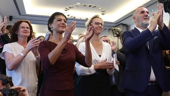 Katja Wolf (2.v.r), Spitzenkandidatin des Bündnis Sahra Wagenknecht (BSW) in Thüringen, und die Parteivorsitzende Sahra Wagenknecht (2.v.l) reagieren nach der Prognose um 18 Uhr. In Thüringen fand am Sonntag die Landtagswahl statt.