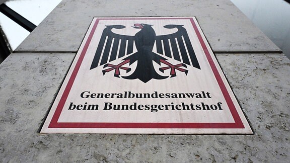 Ein Hinweisschild mit Bundesadler und dem Schriftzug „Generalbundesanwalt beim Bundesgerichtshof“ vor der Bundesanwaltschaft. 