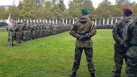 Hessische Bundeswehr-Reservisten beim Aufstellungsappell des Heimatschutzregiments 5 in Wiesbaden