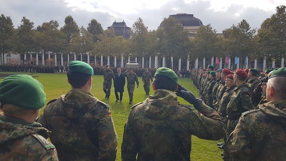 Hessens Ministerpräsident Boris Rhein (CDU) schreitet gemeinsam mit zwei Generälen die Front der angetretenden Reservisten ab.