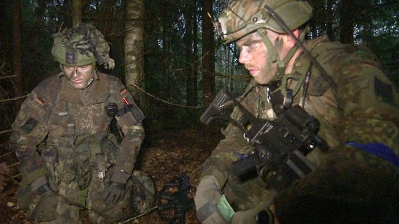 Zwei Bundeswehr-Soldaten bei einer Nachtübung.