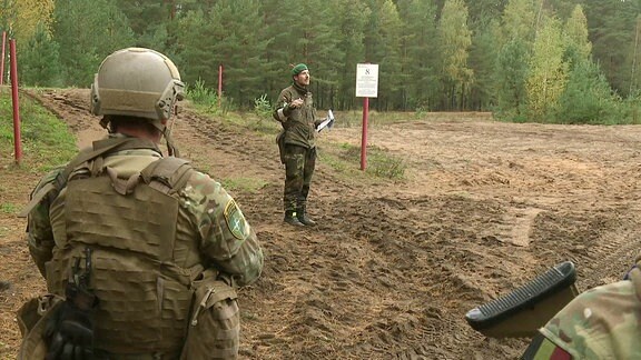 Ein Bundeswehr-Offizier spricht zu Soldaten.