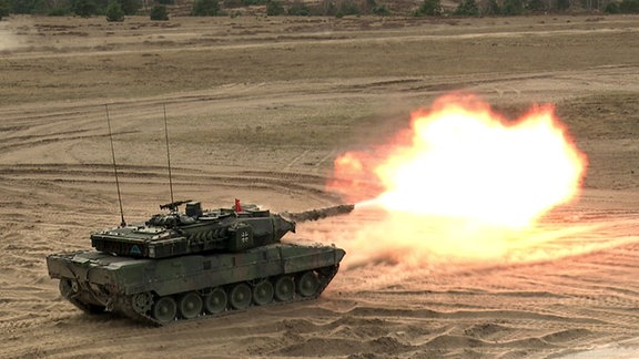 Schießender Leopard-2-Panzer.