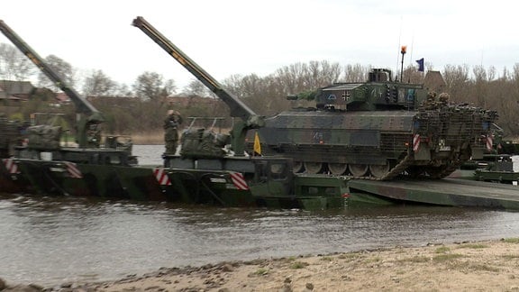 Ein Puma-Schützenpanzer fährt auf eine Schwimmschnellbrücke Amphibie M3.