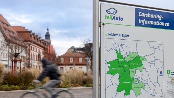 Ein Schild weist auf eine Carsharing-Station hin. 