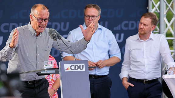 Friedrich Merz (l-r), Bundesvorsitzender CDU spricht neben Mario Voigt, Landesvorsitzender CDU Thüringen, und Michael Kretschmer (CDU), Ministerpräsident von Sachsen, zum Wahlkampfauftakt der CDU Sachsen und Thüringen.