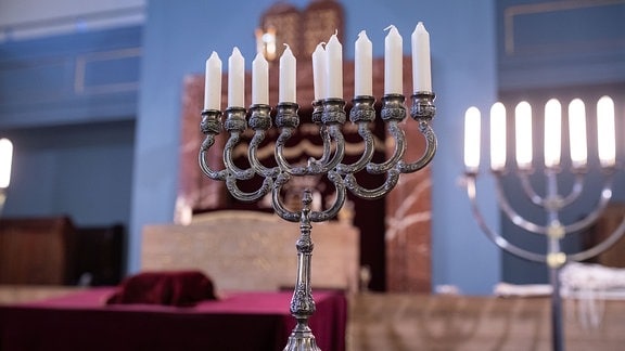 ein mehrarmiger Leuchter in der Synagoge in Erfurt