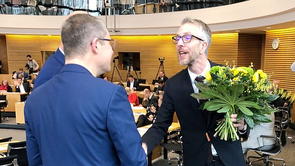 Tino Melzer nimmt im Thüringer Landtag Glückwünsche entgegen.