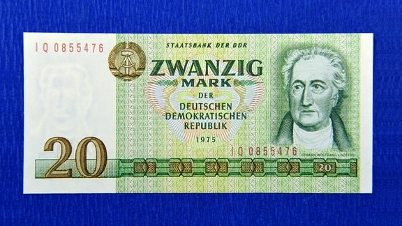 Die Vorderseite eines Zwanzig Mark Scheins der Deutschen Demokratischen Republik, ausgegeben 1975, mit dem Abbild von J.W. Goethe