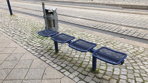 Sitzplätze an Haltestelle in Jena