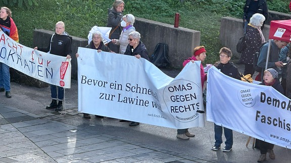 Demo vor dem Thüringer Landtag von Omas gegen Rechts und Gewerkschaften