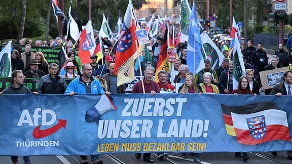 Ein sogenannter Spaziergang der Thüringer AfD unter dem Motto "Zuerst unser Land! Leben muss bezahlbar sein" 2022