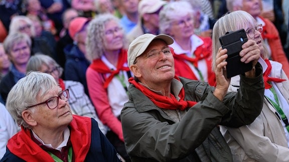 Einen Wanderer aus Köln fotografiert bei der Eröffnungsfeier des 122. Deutschen Wandertags 2024. 