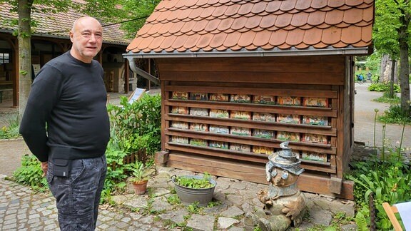 Ralf Kunz vorm slowenischen Bienenhaus