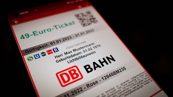 Ein 49-Euro-Ticket auf einem Smartphone-Bildschirm.