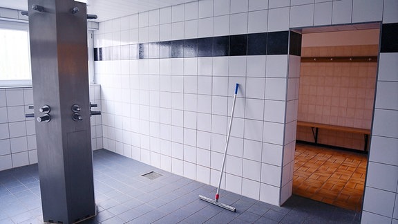 Ein leerer Duschsaal einer Sporthalle