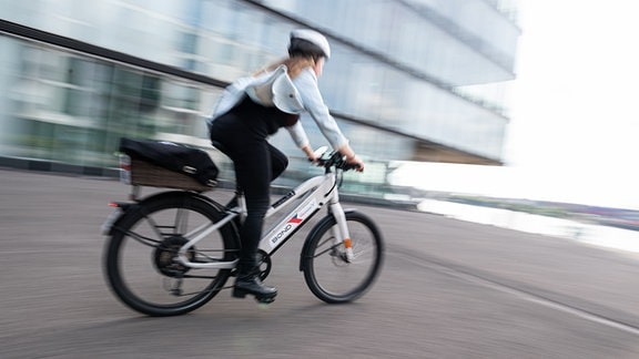 Eine Frau fährt auf einem E-Bike 